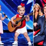 This is a rare miracle in history. The little boy sings and plays in such a way that the judges kneel before him.