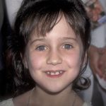 She burst onto the scene as an adorable little girl in ‘Matilda’, but then had to quit acting and take up work as a nanny as she “didn’t have the Hollywood beauty” Mara Wilson, now 37, refused to “get cosmetic surgery”… well, she’s grown up now, and you better sit down before you see how she looks