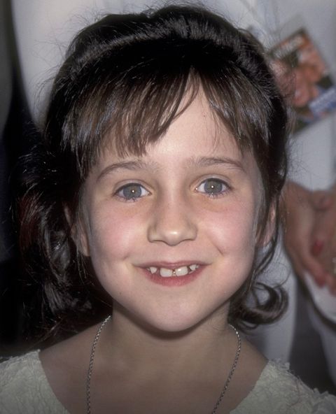 She burst onto the scene as an adorable little girl in ‘Matilda’, but then had to quit acting and take up work as a nanny as she “didn’t have the Hollywood beauty” Mara Wilson, now 37, refused to “get cosmetic surgery”… well, she’s grown up now, and you better sit down before you see how she looks